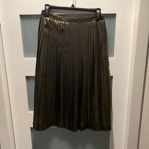 AmberCrombie and Fitch pleated gold skirt